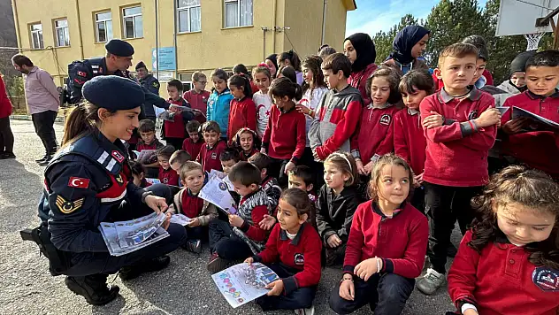 Jandarma Bilgilendirmelerini Sürdürüyor