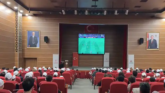 Kaan Talip Tığlı Gençlik Merkezi'nde Milli Maç Heyecanı Yaşandı