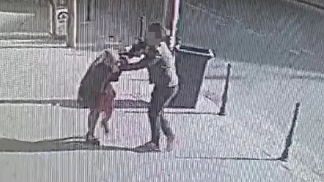 Kadınlar sokak ortasında birbirine girdi!