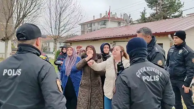 Kadınlardan Mahalleye Yapılacak Baz İstasyonuna Ve Erkeklere Tepki