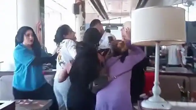 Kadınların Kavgasında Bardaklar Havada Uçuştu