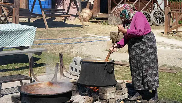 Kadınların kış mesaisi başladı: Elmalar kazanlarda pekmeze dönüşüyor