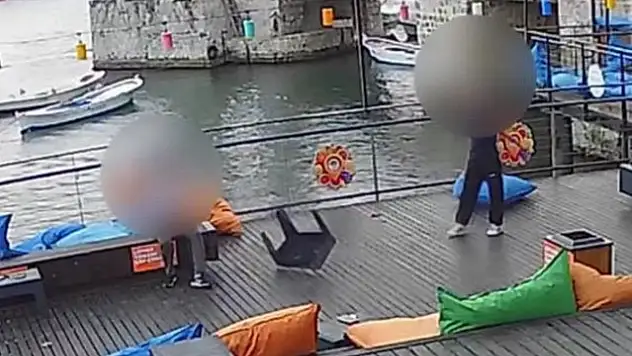 Kafenin Eşyalarına Zarar Verdiler