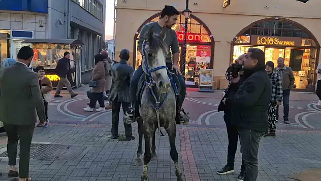 Kalabalık Caddeye Atla Girdi