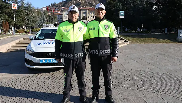 Kalbi Duran Kişiyi Trafik Polisleri Hayata Döndürdü