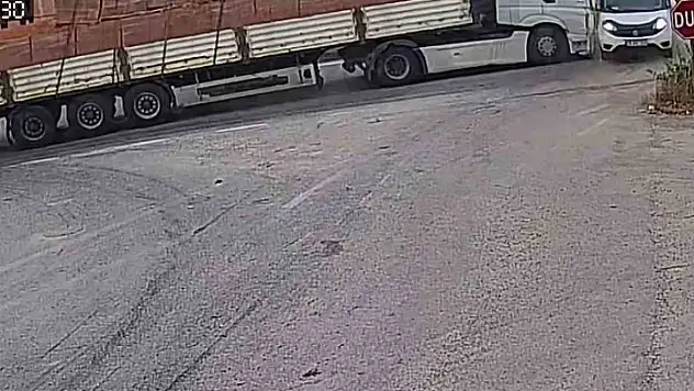 Kameralara yansıyan kaza ucuz atlatıldı: Tır, yola kayan kamyonete çarptı