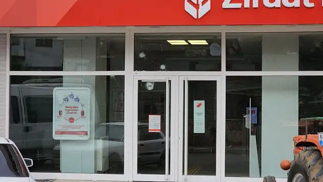 Kamu bankası kurşunlandı