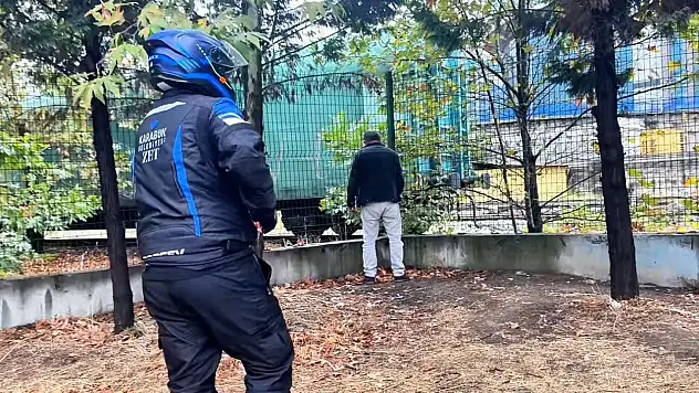 Kamusal alanda tuvaletini yapan şahsa zabıta baskını