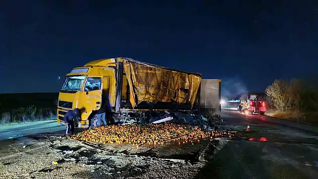 Kamyon Devrildi, Yol Trafiğe Kapandı