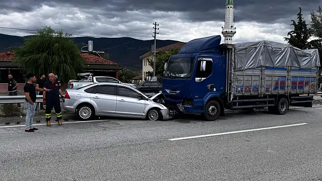 Kamyon ile Otomobil Çarpıştı: 3 Yaralı