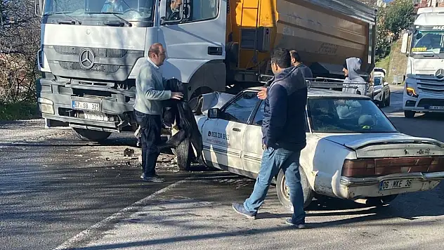 Kamyon İle Otomobil Çarpıştı