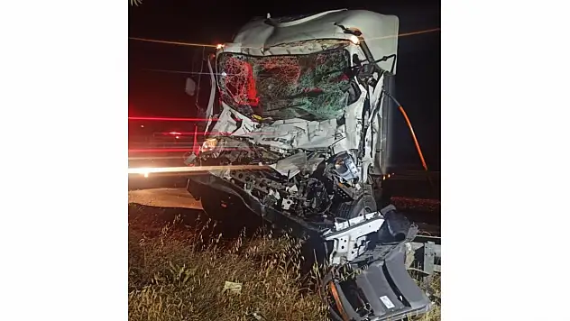 Kamyon TIR'a çarptı 1 yaralı