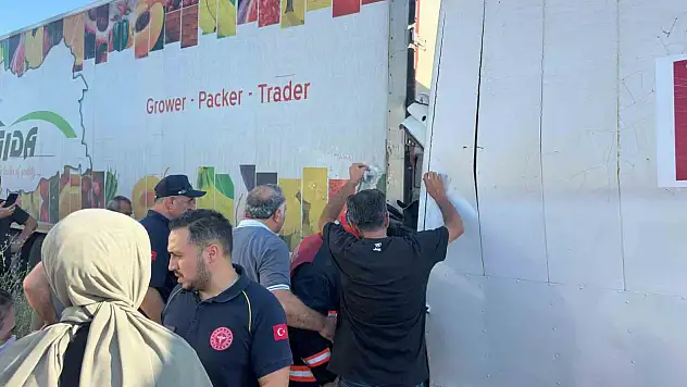 Kamyon tırla çarpıştı: 1 ölü, 1 yaralı