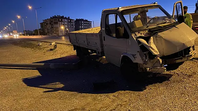 Kamyonet Aydınlatma Direğine Çarptı