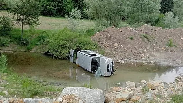 Kamyonet Çaya Uçtu