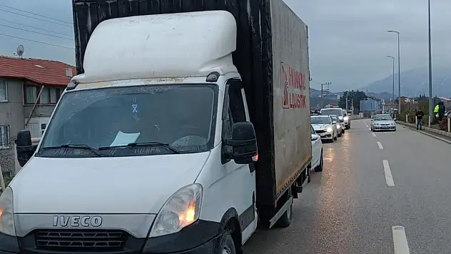 Kamyonet İle Çarpışan Otomobildeki 3 Kişi Yaralandı