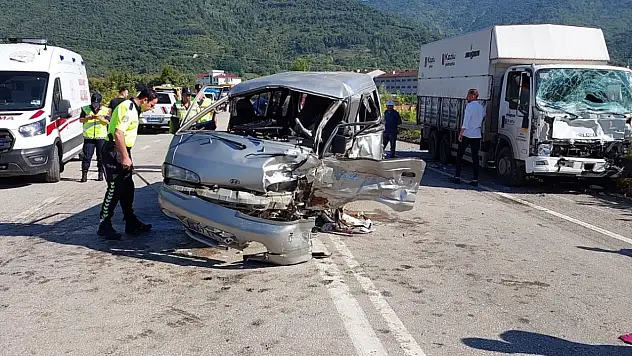 Kamyonet ile panelvan minibüs çarpıştı, 4 kişi yaralandı