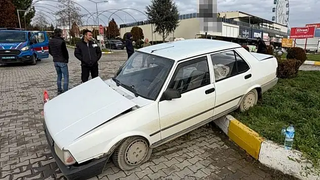 Kamyonet Otomobile Çarptı: 2 Yaralı