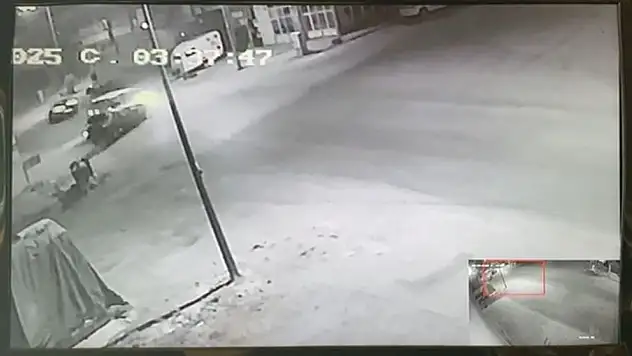 Kamyonet Otomobille Kafa Kafaya Çarpıştı: 1'i Ağır 2 Yaralı