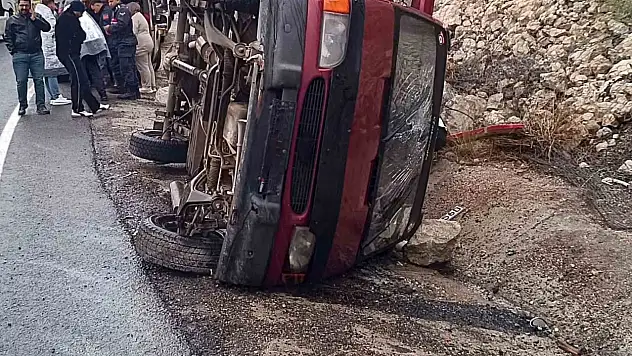 Kamyonet Su Tahliye Kanalına Devrildi