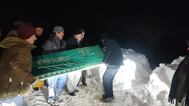 Kapanan Köy Yolu Cenaze İçin Açıldı