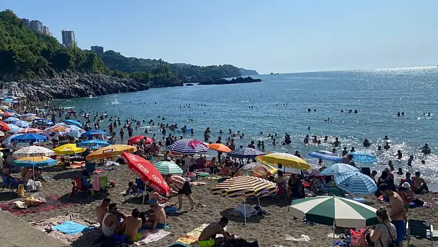 Kapuz Plajı ziyaretçi akınına uğradı