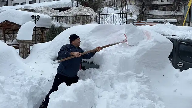 Kar Altında Araçlarını Arıyorlar
