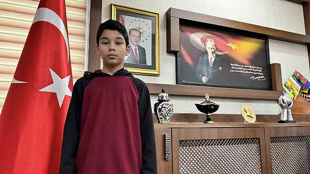 Kar Altında İstiklal Marşı'na Eşlik Eden Türkmen Öğrenci Ödüllendirildi