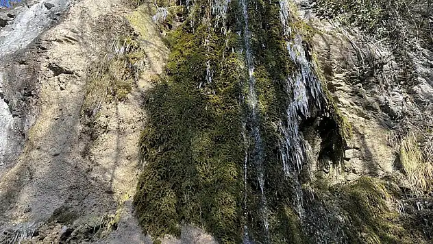 Kar suları şelalede görsel şölen sundu