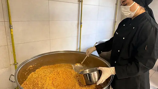 Karabük Belediyesinden her gün 430 kişiye sıcak yemek desteği