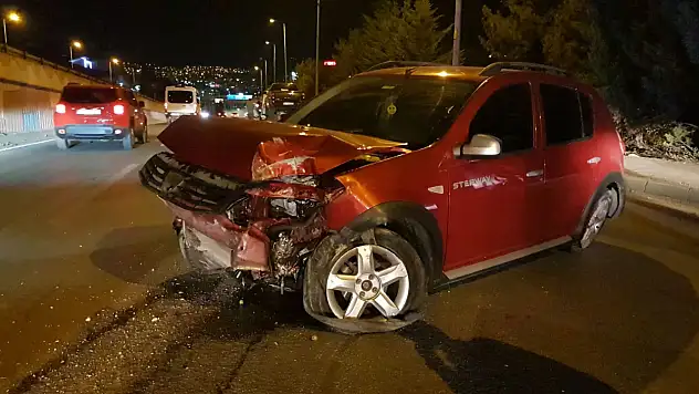 Karabük'te aydınlatma direğine çarpan cip metrelerce sürüklendi: 1 Yaralı
