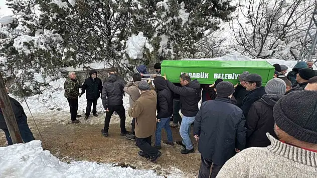 Yaşlı Kadın Toprağa Verildi