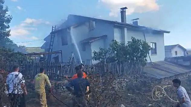 Karabük'te çatı yangını büyümeden söndürüldü