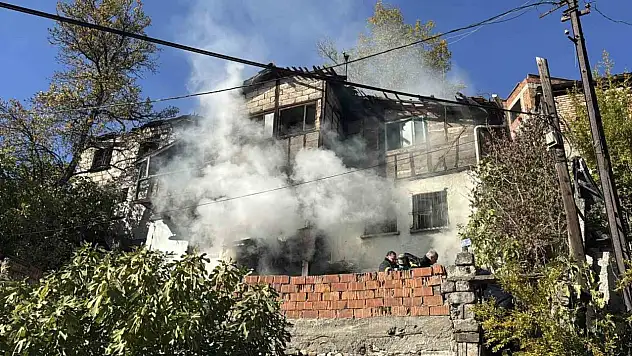Karabük'te Çöp Dolu Evde Yangın