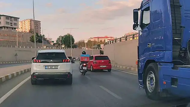 Karabük'te Düğün Konvoyundaki Araçlar Trafik Kurallarını Hiçe Saydı