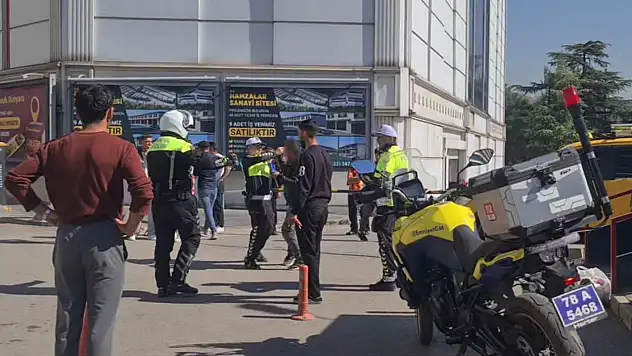 Karabük'te elindeki bıçağı boğazına dayayan şahsa polis müdahale etti