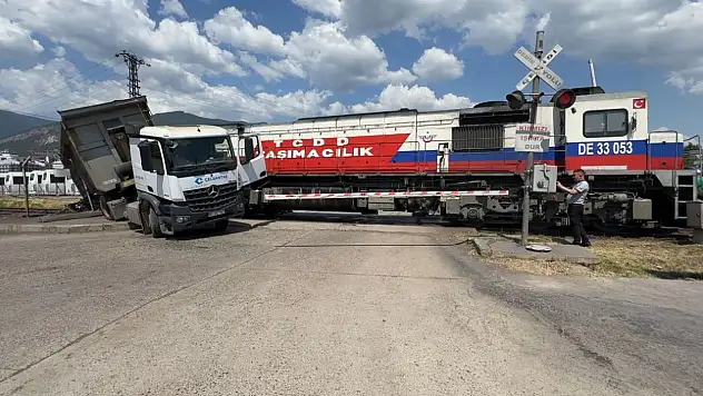 Karabük'te hemzemin geçitte lokomotif tıra çarptı