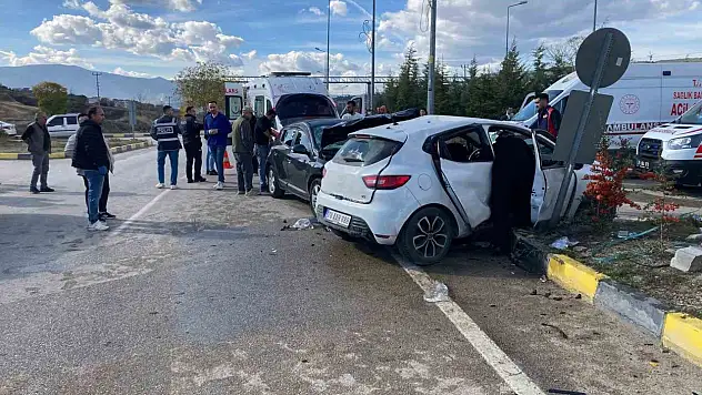 Karabük'te İki Otomobil Çarpıştı: 7 Yaralı