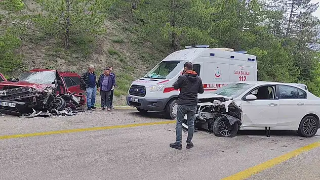 Karabük'te İki Otomobil Kafa Kafaya Çarpıştı: 8 Yaralı
