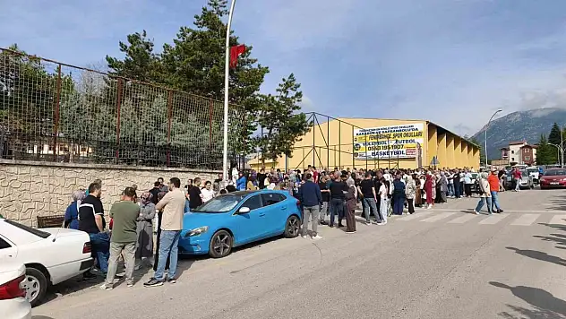 Karabük'te LGS heyecanı: Öğrenciler sınavda, veliler kapıda