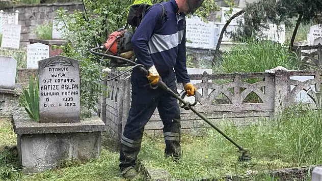 Karabük'te Mezarlıklarda Bayram Mesaisi Başladı