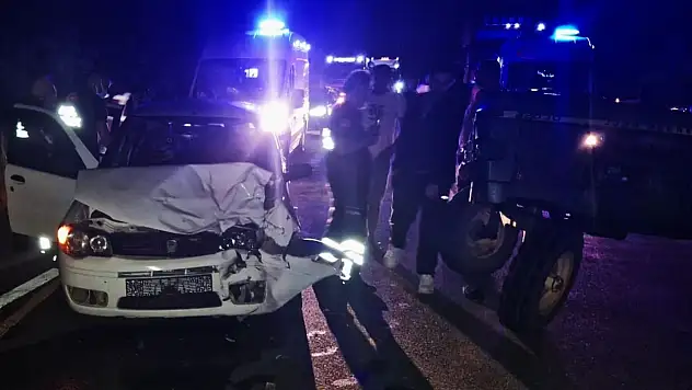 Karabük'te Otomobil Traktörle Çarpıştı: 4 Yaralı