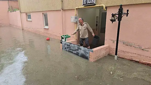 Karabük'te Sağanak Yağış Hayatı Felç Etti