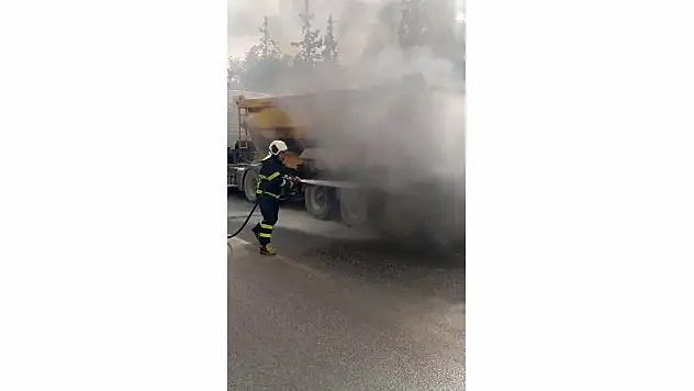 Karabük'te seyir halindeki kamyonun lastiği alev aldı