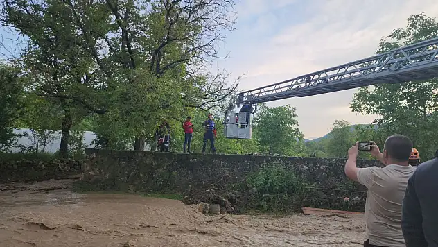 Karabük'te tarlada mahsur kalan 5 kişi kurtarıldı