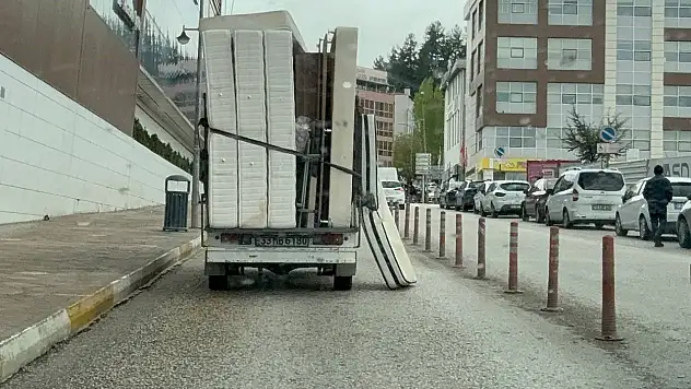 Karabük'te Tehlikeli Taşımacılık Kamerada