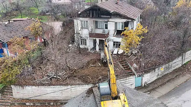 Karabük'te Tehlikeli Yapıların Yıkımı Sürüyor