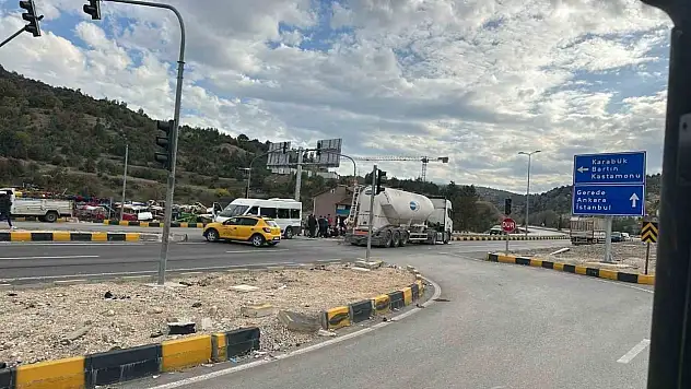 Karabük'te Tır İle Minibüs Çarpıştı