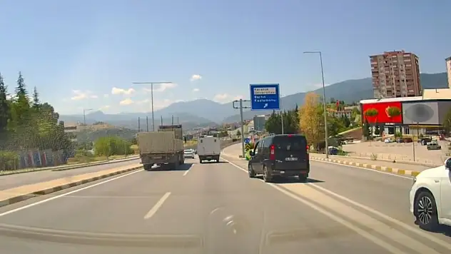 Karabük'te trafiği tehlikeye düşüren araçlar kamerada