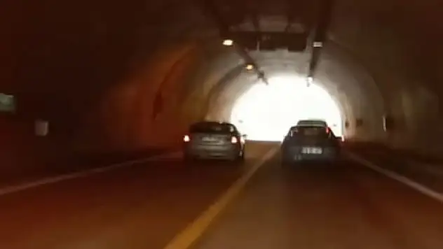 Karabük'te tünelde tehlikeli sollama kameraya yansıdı